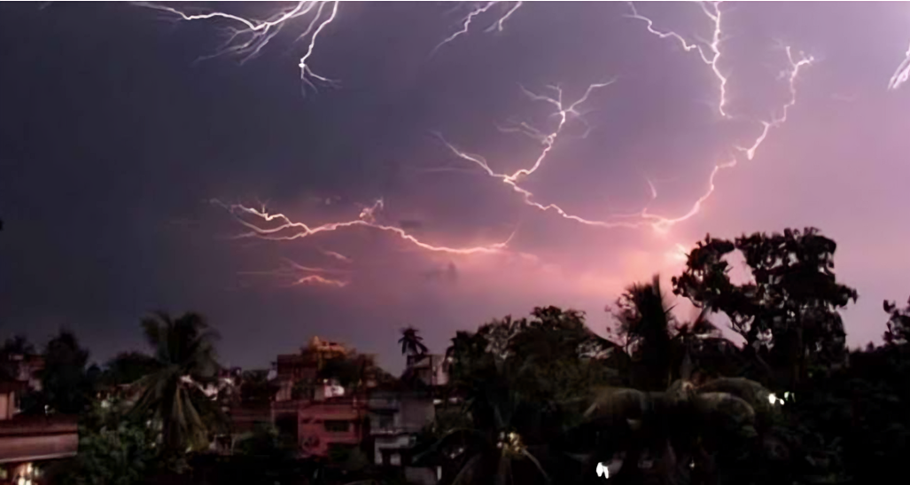 ঢাকাসহ ১৩ জেলায় রাতের মধ্যে ঝড়ের হানা, বজ্রবৃষ্টির সম্ভাবনা