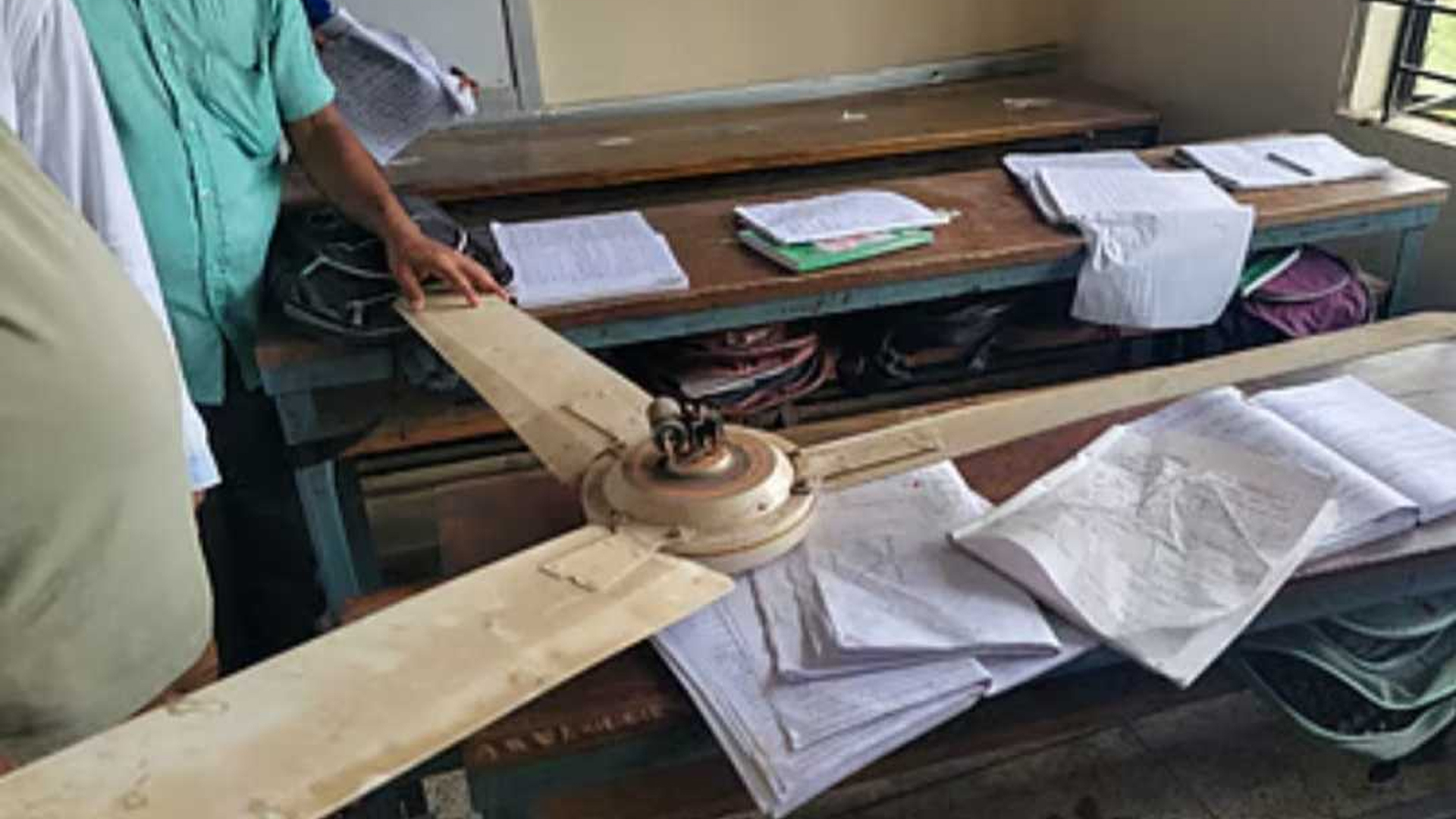 রুয়েটের ক্লাসরুমে সিলিং ফ্যান পড়ে শিক্ষার্থী আহত