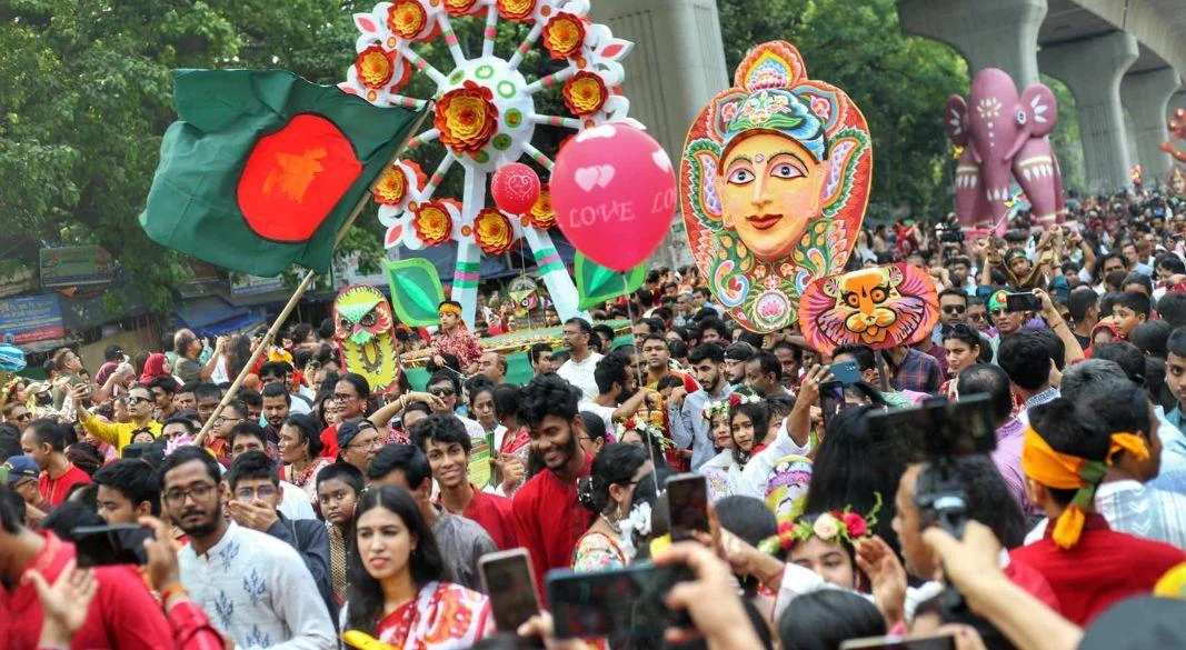 বৈশাখী শোভাযাত্রায় যোগ দিতে চারুকলায় মানুষের ঢল!