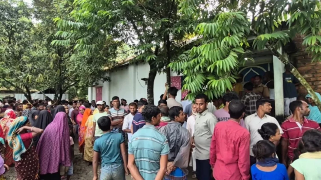 বগুড়ায় ঘরে ঢুকে মা-ছেলেকে কুপিয়ে হত্যা