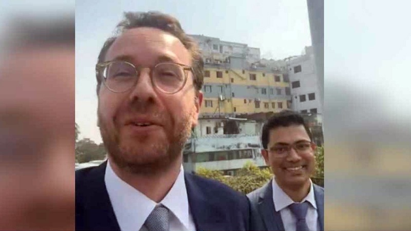 গাড়ির বদলে হেঁটে পৌঁছালেন গন্তব্যে ব্রিটিশ ডেপুটি হাইকমিশনার