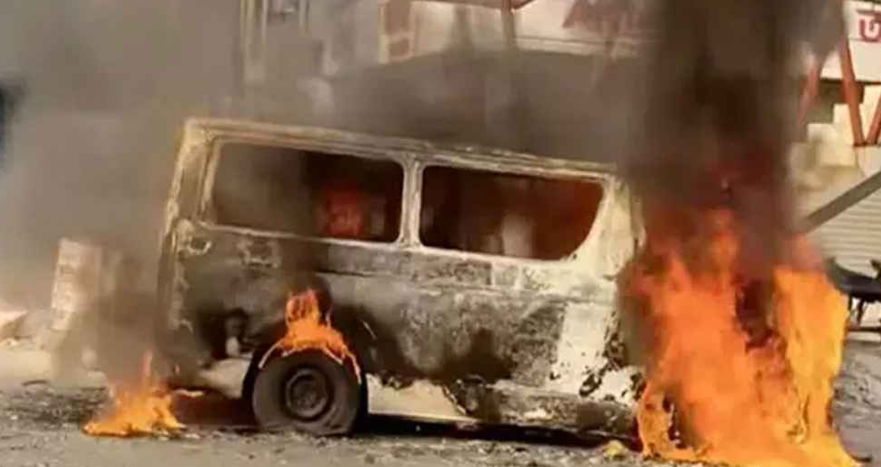 উত্তরায় চলন্ত মাইক্রোবাসে আগুন