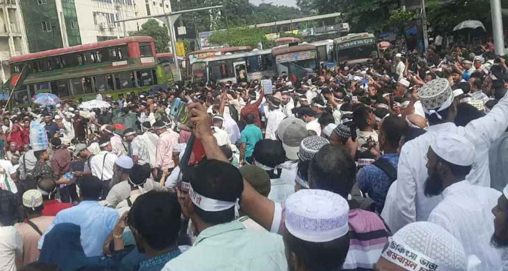 ব্যারিকেড ভেঙে শাহবাগে শিক্ষকদের অবস্থান, থমকে গেছে যানচলাচল