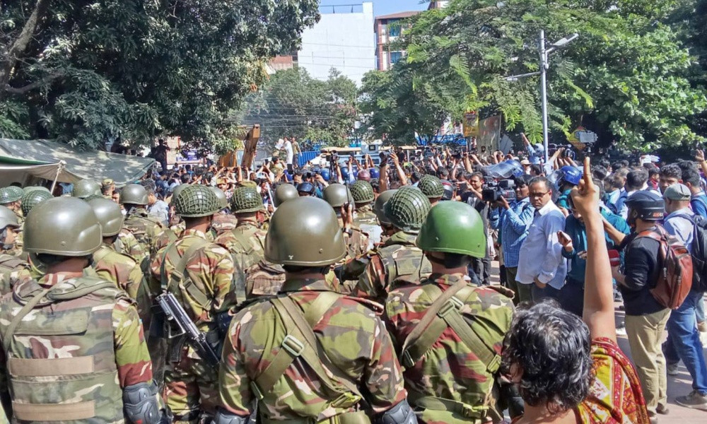 ধানমন্ডি ৩২ ভাঙার বুলডোজার রুখে দিলো সেনাবাহিনী