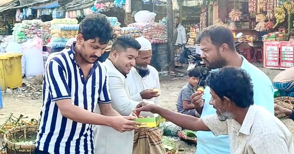 তারেক রহমানের স্বদেশ প্রত্যাবর্তনে ১ মণ মিষ্টি বিতরনণ করলেন ছাত্রদল নেতা