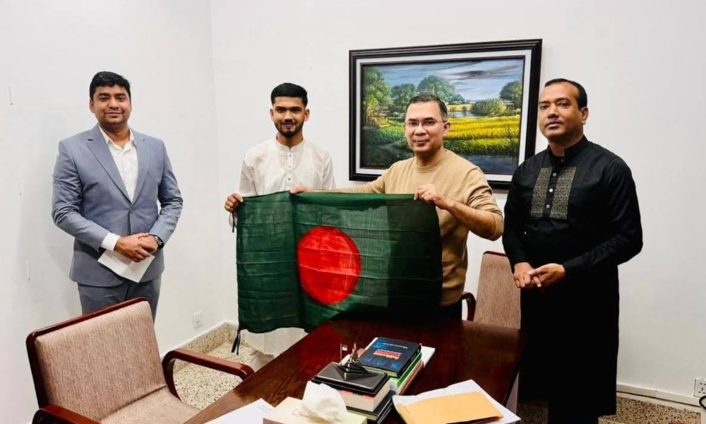 জুলাই আন্দোলনে মুত্তাকিনের উড়ানো সেই পতাকা তারেক রহমানকে উপহার দেওয়া হলো