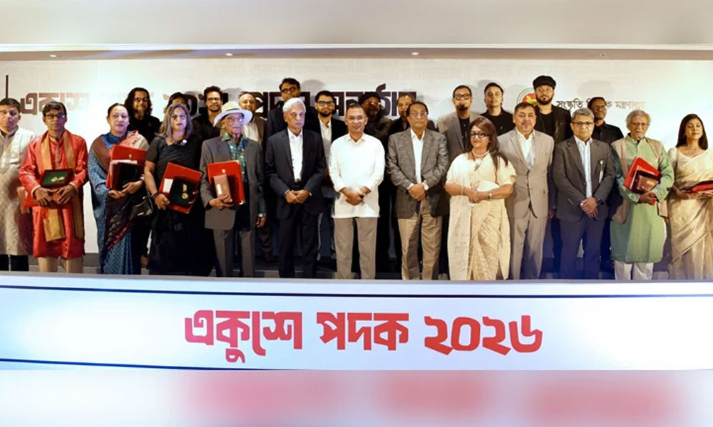 প্রধানমন্ত্রী ব্যান্ডদল ও ৯ বিশিষ্ট ব্যক্তিকে একুশে পদক প্রদান করেছেন