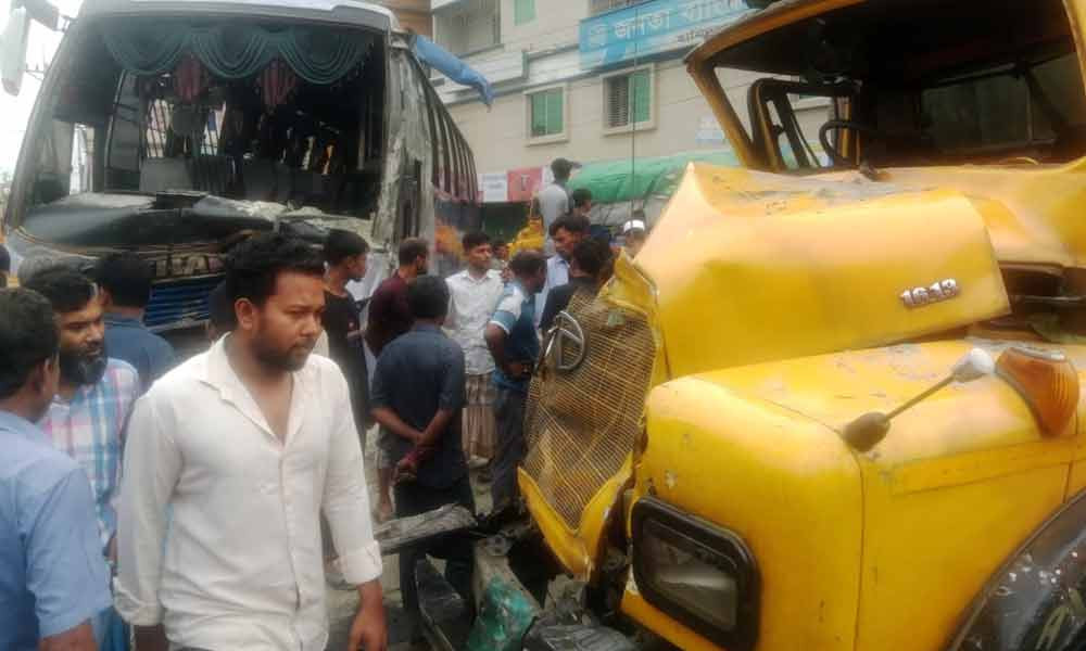 বাস-ট্রাক মুখোমুখি সংঘর্ষ নিহত ২!