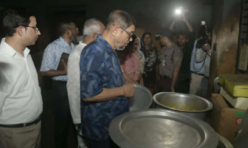 খুলনা হাসপাতালে অনিয়মে ক্ষুব্ধ স্বাস্থ্যমন্ত্রী, খাবার মুখে নিয়েই ফেলে দিলেন!