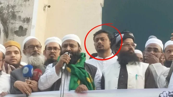 নিজের বিরুদ্ধে ডাকা বিক্ষোভে উপস্থিত নাসীরুদ্দীন পাটওয়ারী