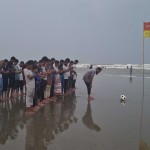 উত্তাল সমুদ্রের বালিয়াড়িতে পর্যটকদের জামাতে নামাজ, কক্সবাজারে অনন্য দৃশ্য