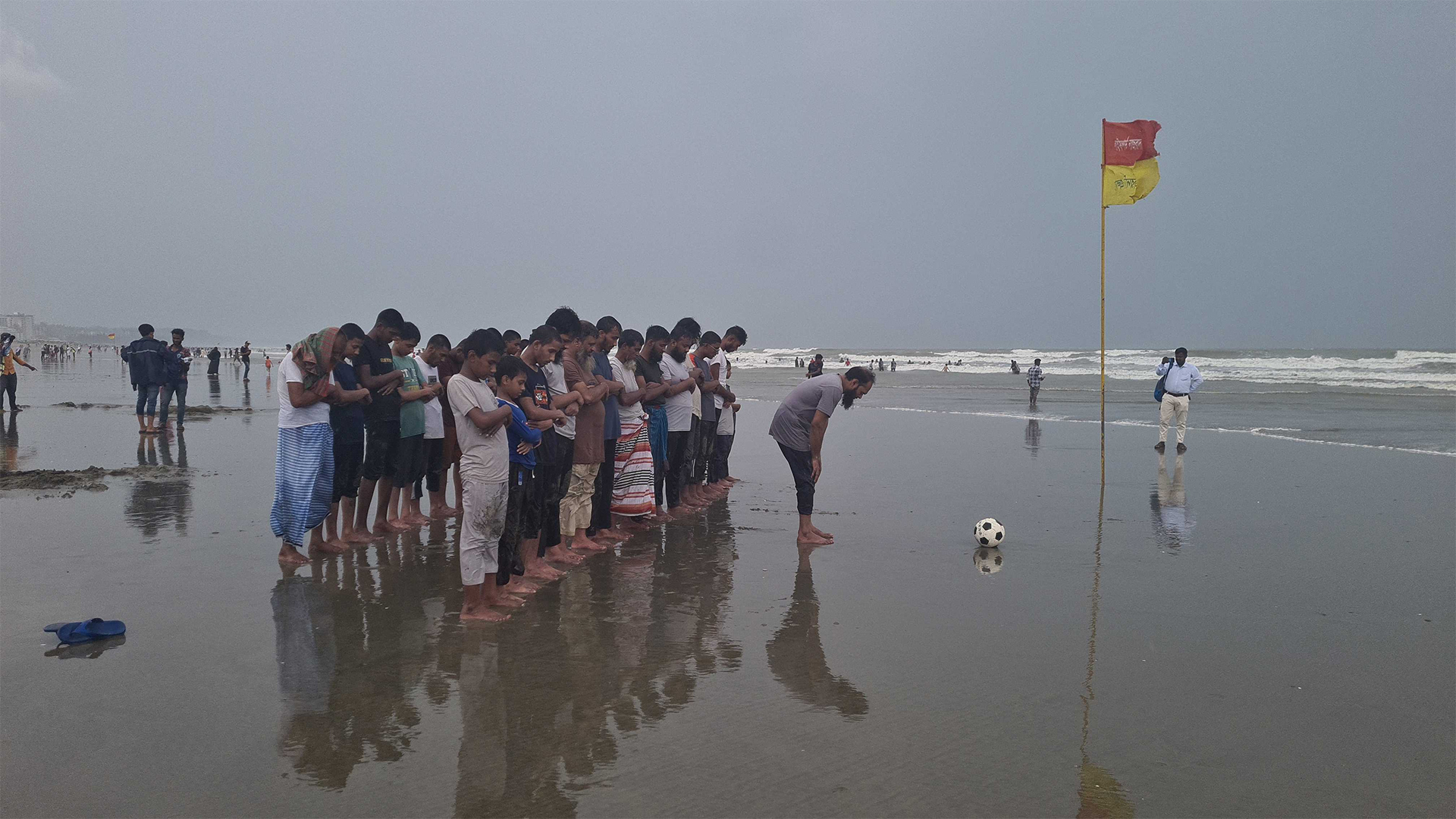 উত্তাল সমুদ্রের বালিয়াড়িতে পর্যটকদের জামাতে নামাজ, কক্সবাজারে অনন্য দৃশ্য