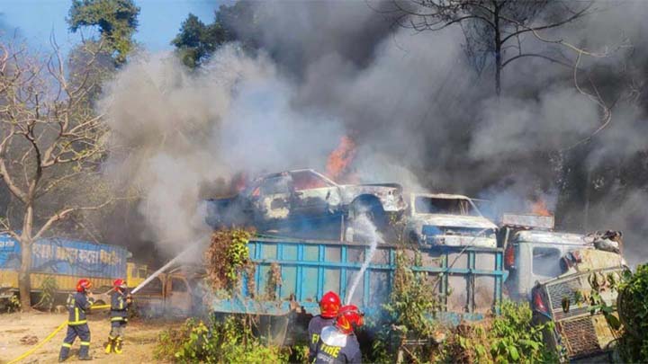 শাহবাগ থানার গাড়ির গ্যারেজে আগুন