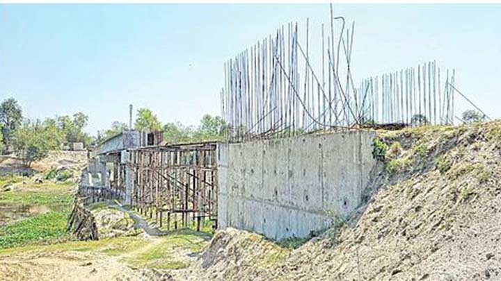 সেতুর কাজ ফেলে ঠিকাদার লাপাত্তা