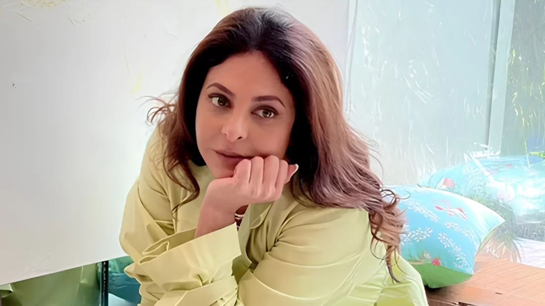 সন্তান নেওয়ার চাপের চেয়ে কুকুর পোষা ভালো: মন্তব্যে আলোচনায় বলিউড অভিনেত্রী শেফালি শাহ