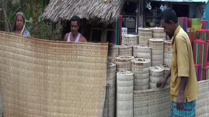 প্লাস্টিকের চাপে হারিয়ে যেতে বসেছে সাতক্ষীরার ঐতিহ্যবাহী মাদুর শিল্প