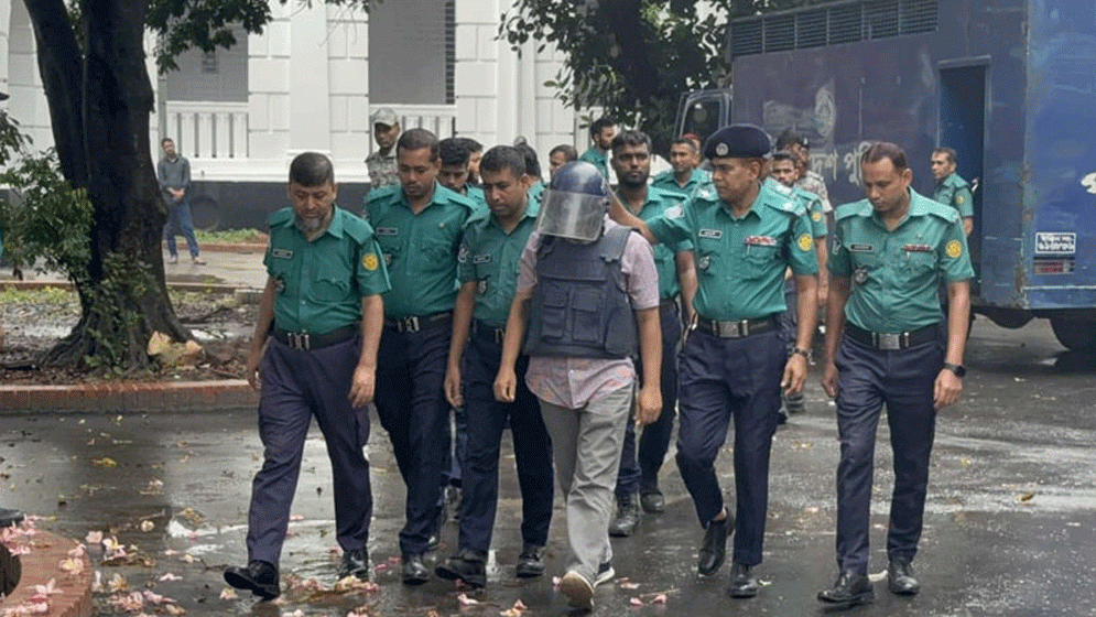 শেখ হাসিনার মামলার রাজসাক্ষী সাবেক আইজিপি চৌধুরী আবদুল্লাহ আল-মামুনকে ট্রাইব্যুনালে আনা হয়েছে