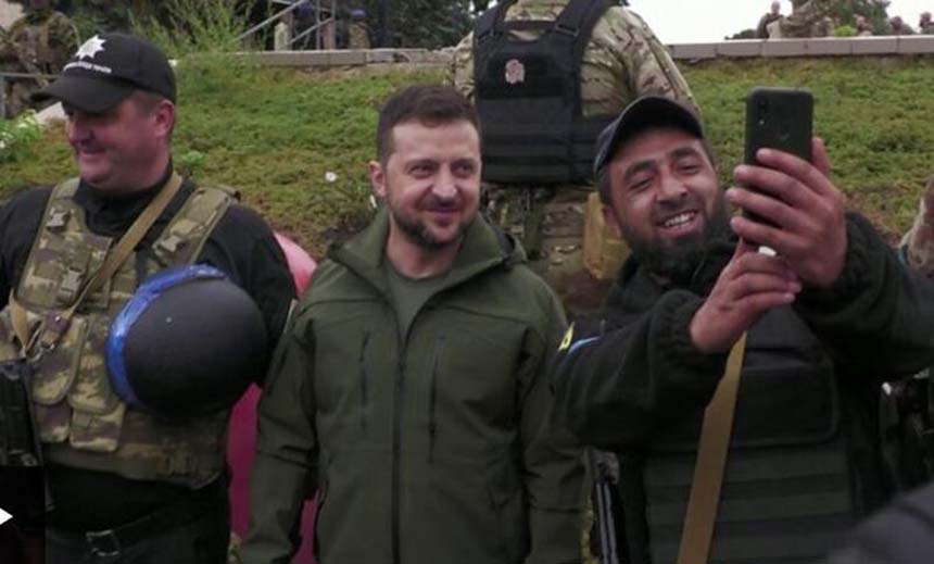 পাল্টা আক্রমণে পুনরুদ্ধার করা শহর পরিদর্শন করলেন জেলেনস্কি