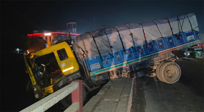 সেতুর রেলিং ভেঙে ঝুলছিল মালবাহী ট্রাক, ৫ ঘণ্টা পর উদ্ধার