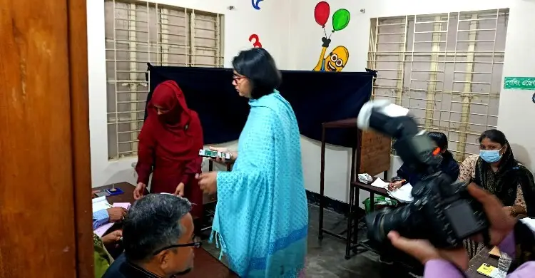 ঢাকা-৯ এর প্রার্থী তাসনিম জারা ভোট দিলেন ঢাকা-১১ আসনে