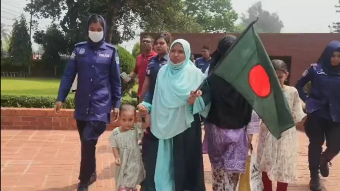 স্মৃতিসৌধে তিন সন্তানসহ নারী আটক