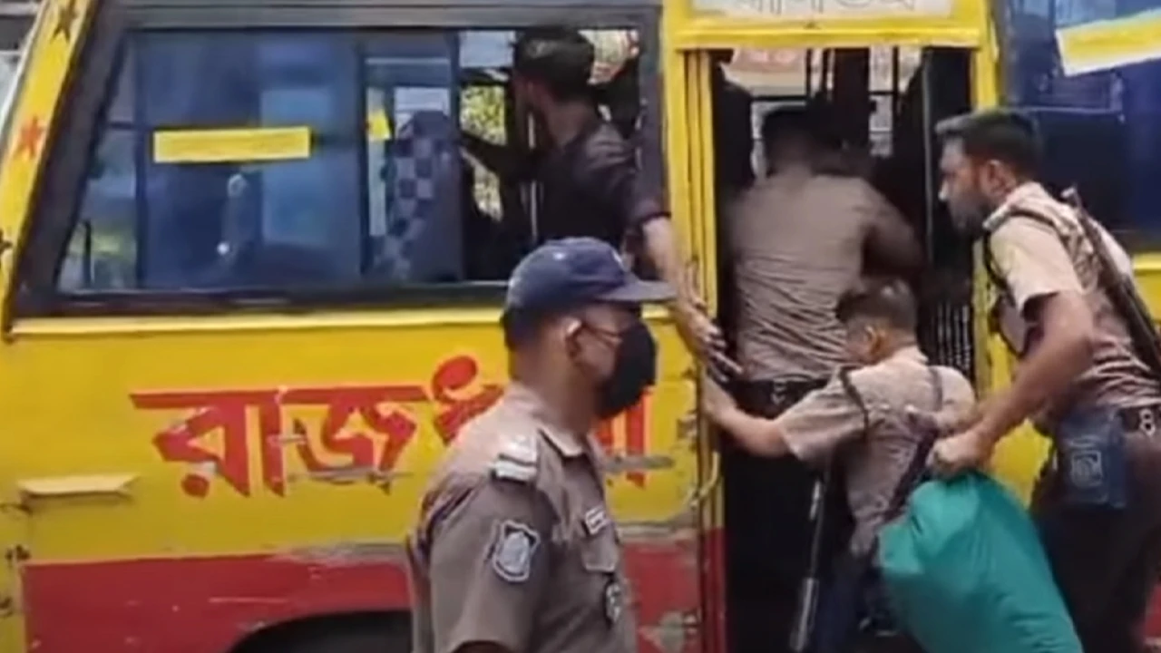 উচ্ছেদ অভিযান পরিচালনায়, পুলিশকে ধাওয়া দিলো বস্তিবাসী!