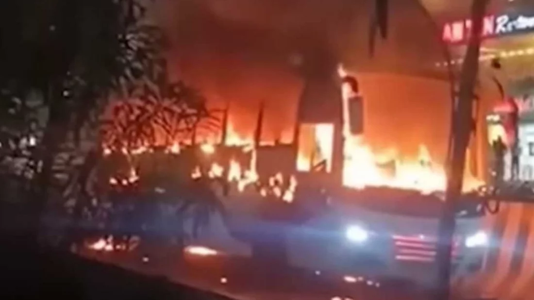 ঢাকায় ৩ বাসে অগ্নিসংযোগ ও হাতবোমা বিস্ফোরণ