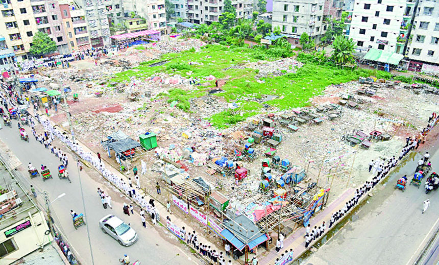 মাঠ উদ্ধারের দাবিতে হাজারো মানুষের মানববন্ধন