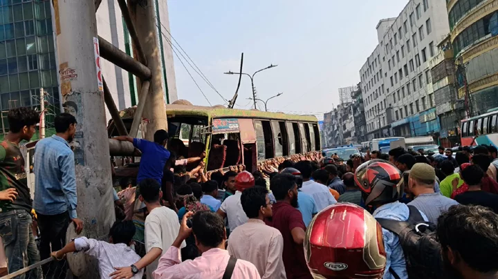 বনানীতে নিয়ন্ত্রণ হারানো বাস, আইল্যান্ডে ধাক্কা-নিহত ২