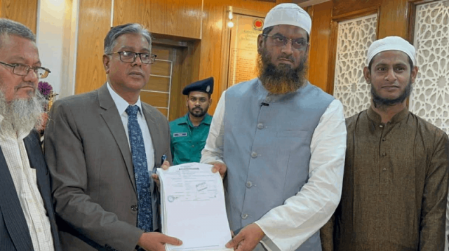ঢাকা-১৩ আসন থেকে মনোনয়নপত্র জমা দিলেন মাওলানা মামুনুল হক