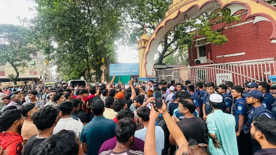 কুমিল্লায় উপজেলা বিএনপির সভাপতি আটক, ক্ষোভে থানায় ঘেরাও নেতাকর্মীদের