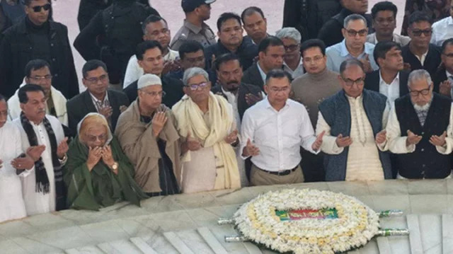 দেশে ফেরার পরদিনই বাবার কবরে জিয়ারত করলেন তারেক রহমান