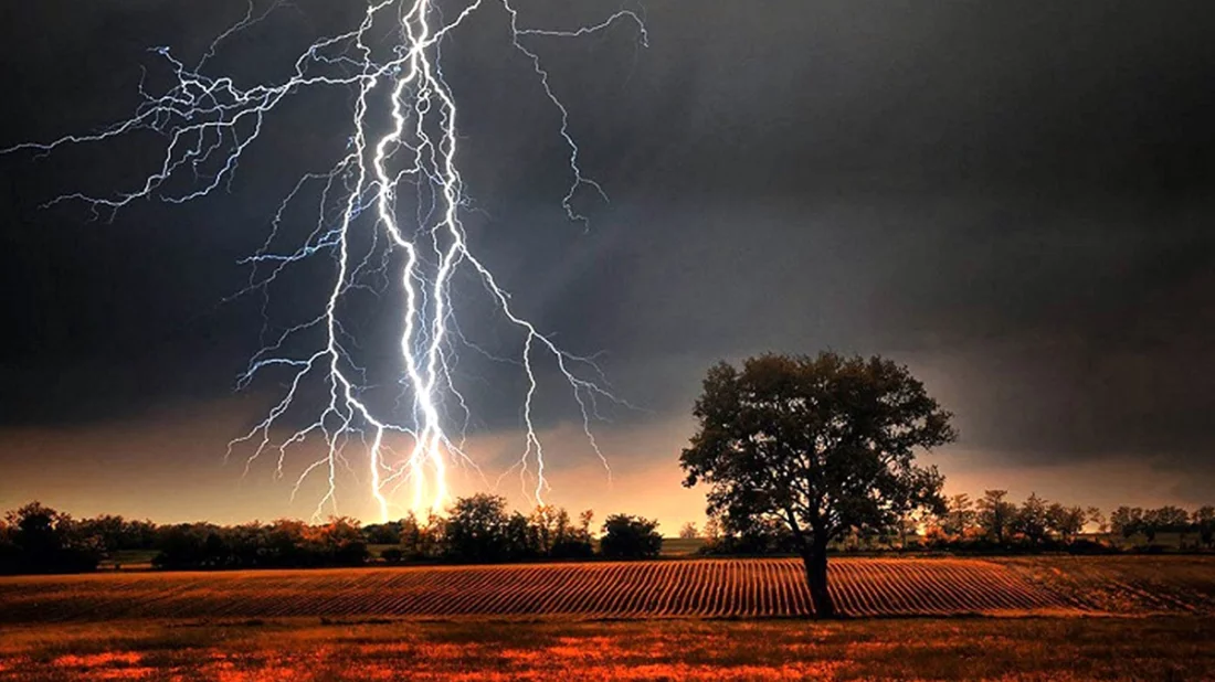 বজ্রপাত কেড়ে নিল স্বামী-স্ত্রীর প্রাণ