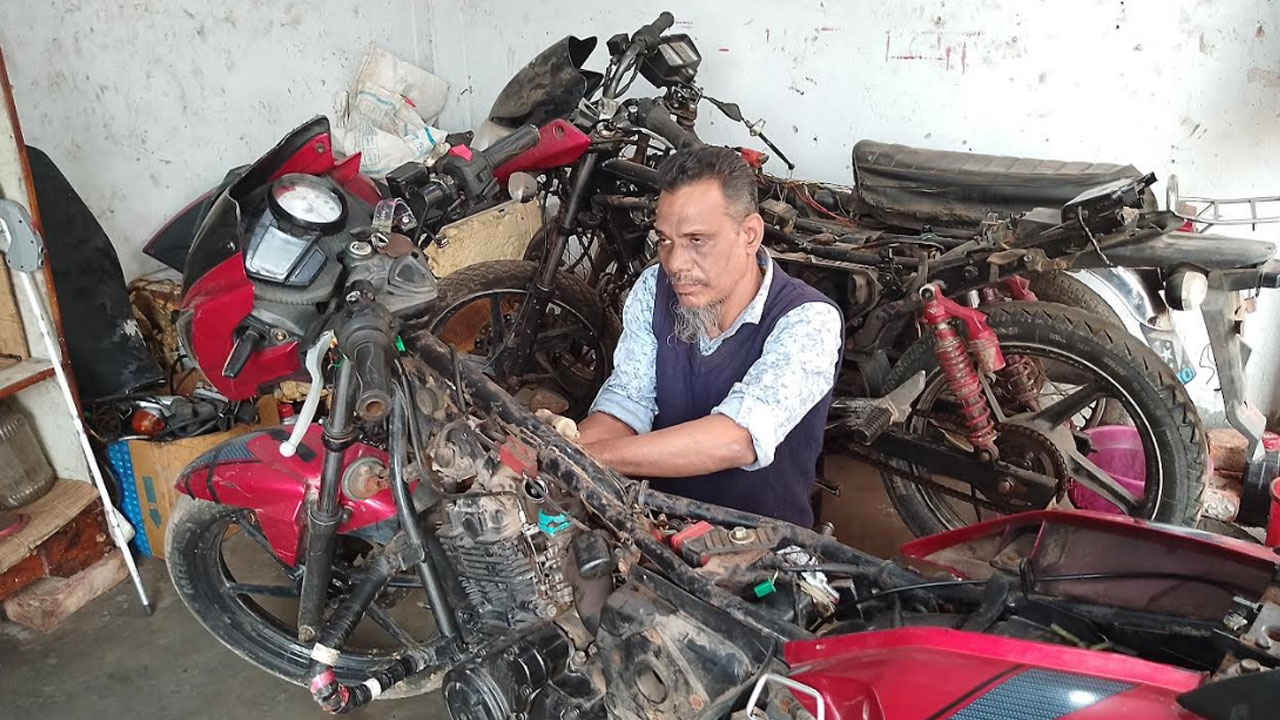 শব্দ শুনেই মোটরসাইকেল ঠিক করেন দৃষ্টিহীন হোসেন আলী