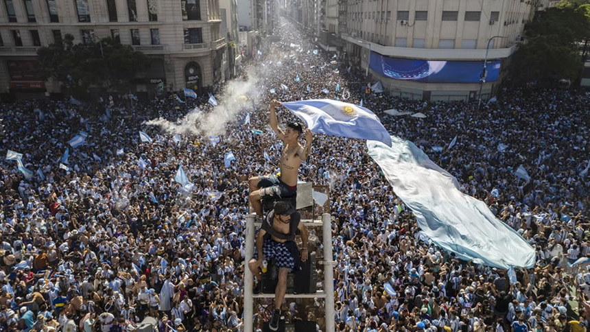 উচ্ছ্বাসে-উল্লাসে আর্জেন্টিনার রাস্তায় মানুষের ঢল