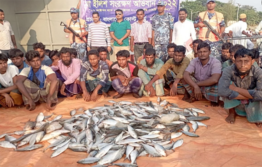 সরকারি নিষেধাজ্ঞা অমান্য করে মাছ ধরায় ৩৬ জেলে আটক