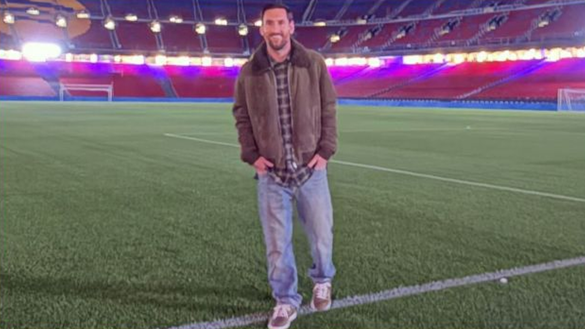 হঠাৎ বার্সেলোনার মাঠে ফিরে যে আবেগঘন বার্তা দিলেন মেসি