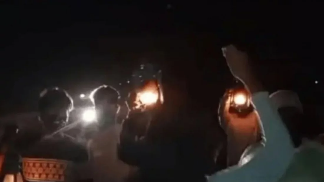 হারিকেন হাতে আ.লীগ নেতাকর্মীদের ঝটিকা মিছিল