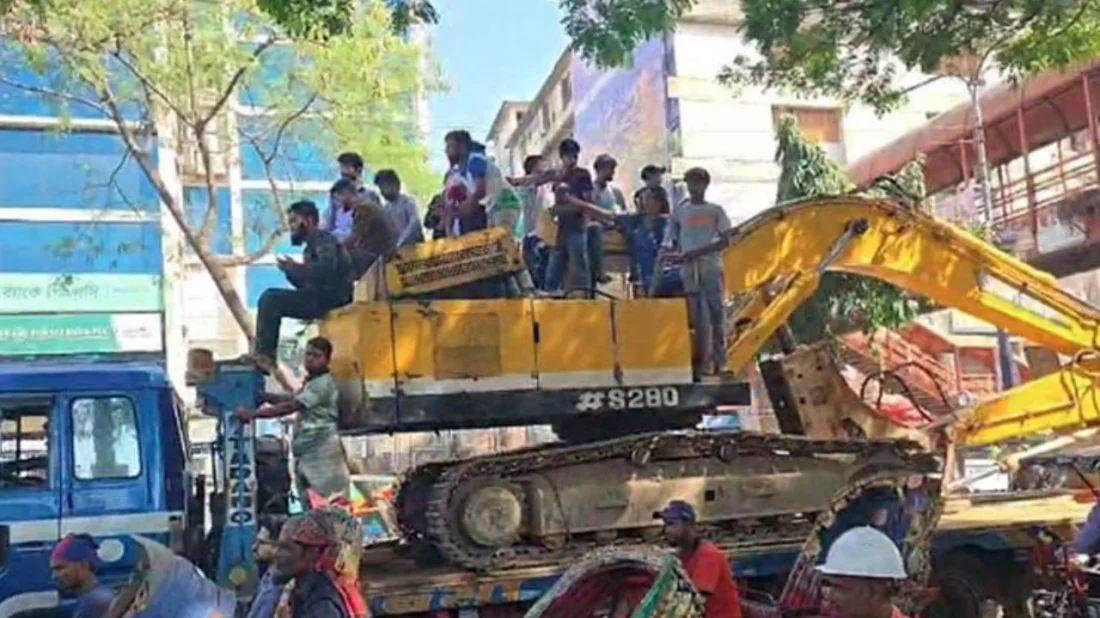 বিক্ষুব্ধ জনতা বুলডোজার নিয়ে যাচ্ছেন ধানমন্ডি ৩২-এর দিকে