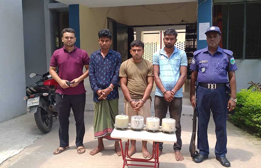 বেলকুচিতে বৈদ্যুতিক মিটার চোর চক্রের ৩ সদস্য গ্রেফতার