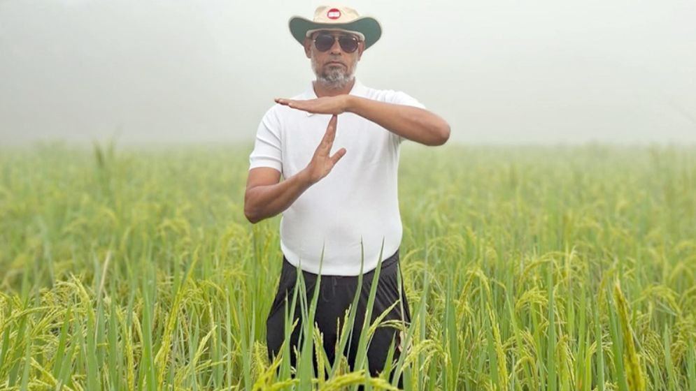 ধানক্ষেতে দাঁড়িয়ে বিএনপি মনোনয়নপ্রত্যাশীর অভিনব রিভিউ আবেদন