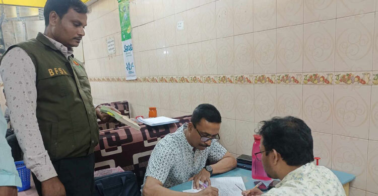 রেস্টুরেন্টে মরা-পচা মুরগি, বগুড়ায় রুচিতা হোটেলকে জরিমানা