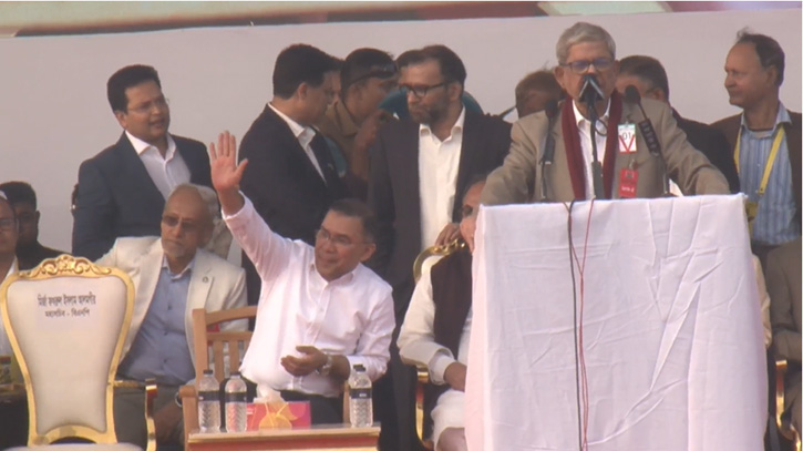 বিশেষ চেয়ার সরিয়ে সাধারণ চেয়ারে বসলেন তারেক রহমান