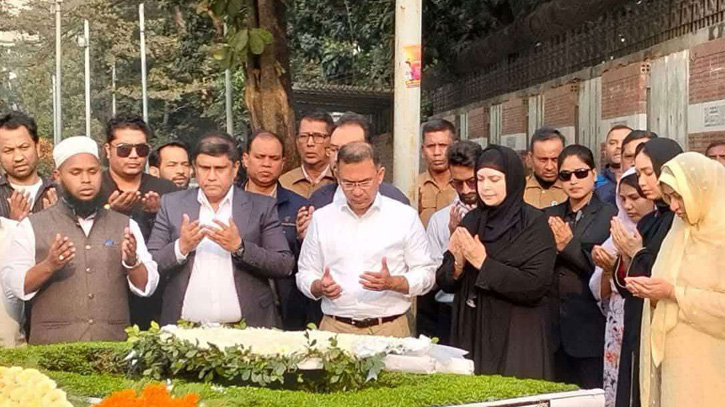 মৃত্যুবার্ষিকীতে কোকোর কবর জিয়ারত করলেন তারেক রহমান