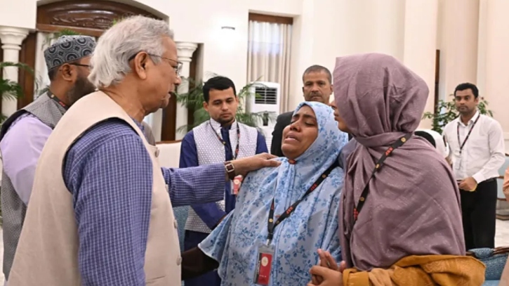 ওসমান হাদির পরিবারের হাতে ফ্ল্যাটের দলিল হস্তান্তর