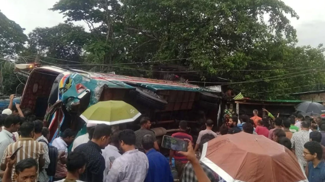 ফেনীতে নিয়ন্ত্রণ হারিয়ে বাস দোকানের ওপর, নিহত ৩
