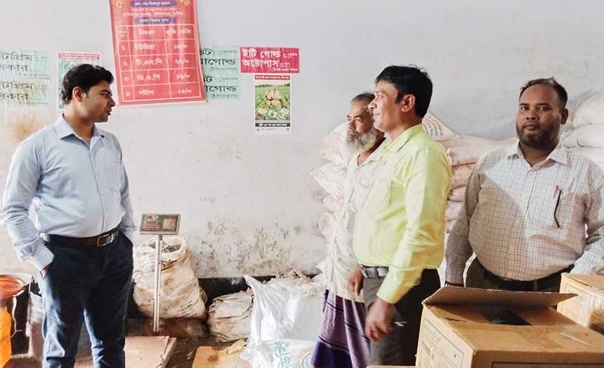 সারের দাম নিয়ন্ত্রণে রাখতে দৌলতপুর কৃষি কর্মকর্তার নানামুখী পদক্ষেপ