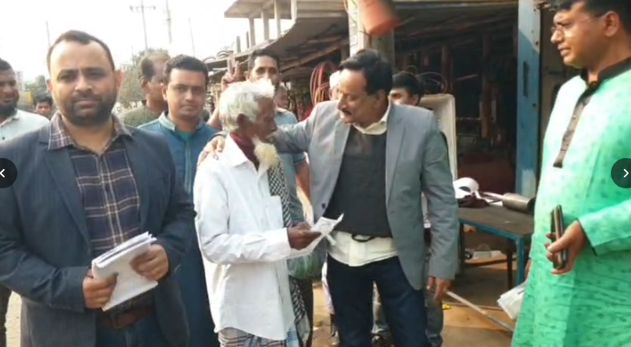 নির্বাচনী লড়াইয়ে জীবন ঝুঁকি? বুলেটপ্রুফ জ্যাকেট পরে প্রচারণা