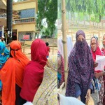 স্বামীর কর্মঘণ্টা বাঁচাতে তেলের দীর্ঘ লাইনে স্ত্রী!