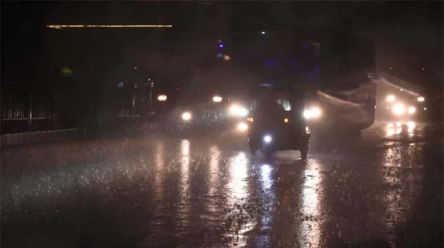 হঠাৎ বৃষ্টিতে ভিজল রাজধানী, কোথাও শিলাবৃষ্টি